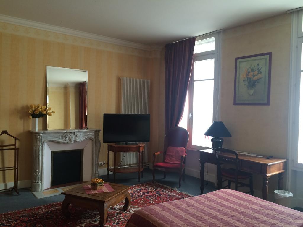 Hotel De Paris ชาร์เลอวิลล์-เมซิแยร์ ภายนอก รูปภาพ