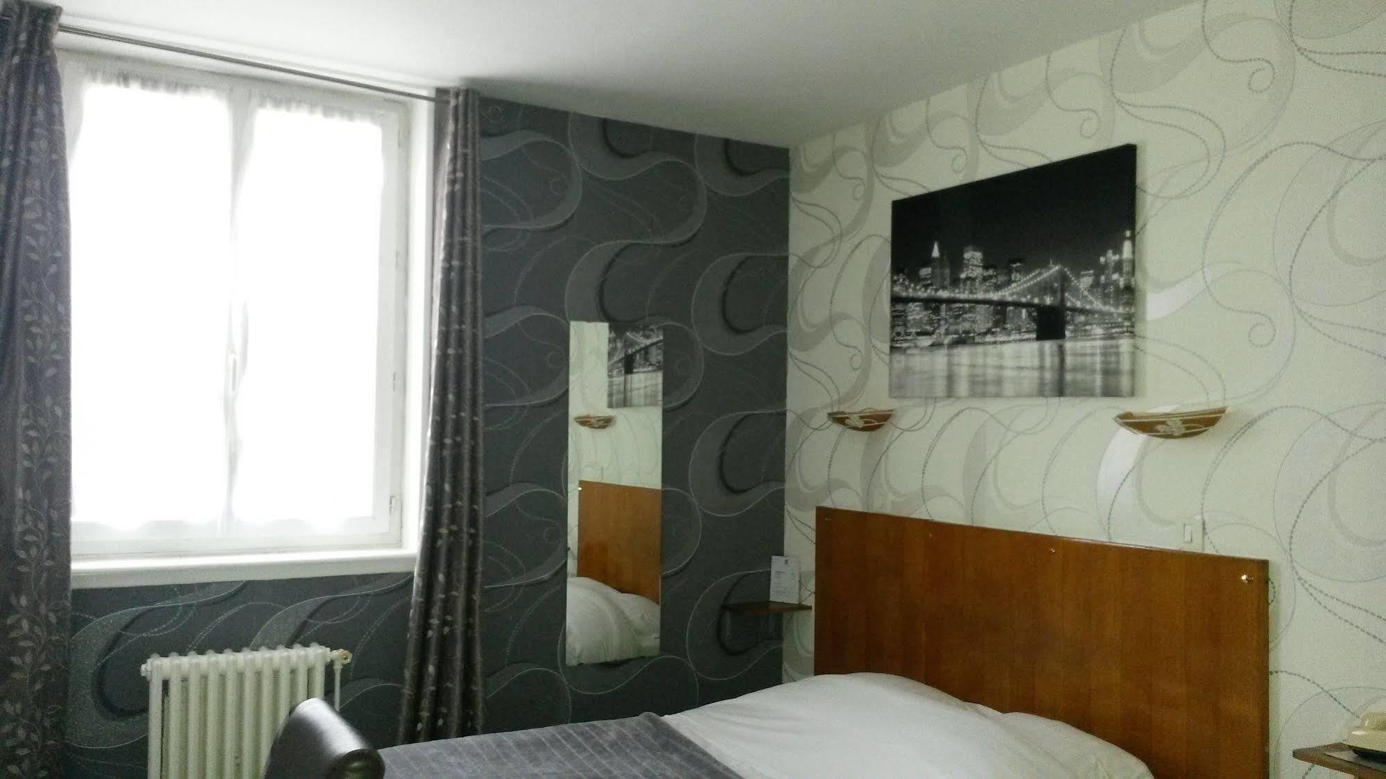Hotel De Paris ชาร์เลอวิลล์-เมซิแยร์ ภายนอก รูปภาพ